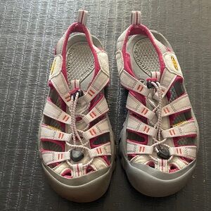 KEEN Outdoor Sandals in Gray/Dark Pink